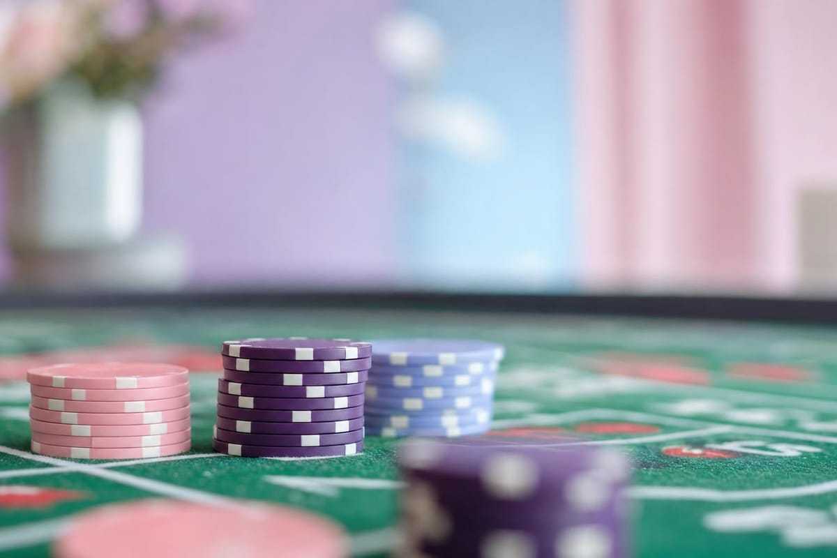 Einige Chipstapel auf einem grünen Roulette-Tableau, das Tableau unscharf im Hintergrund (mit AI erstelltes Bild)
